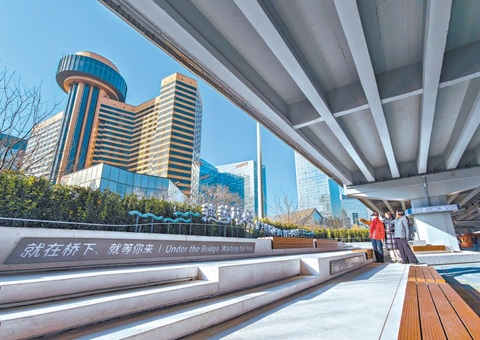 300座桥系桥下空间整治提升 新增停车位5487个 “灰色空间”变身“花圃桥区”   焕新北京的桥